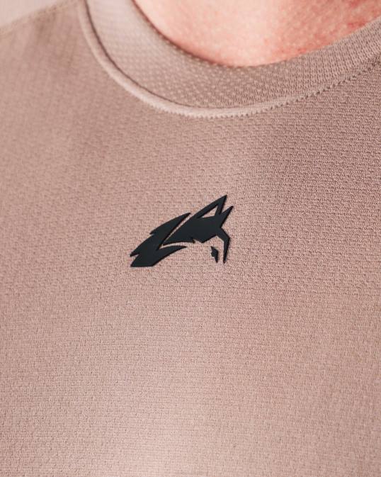 camiseta airtech con cabeza de lobo hombres Alphalete 08R8516 ropa marrón beige cremoso