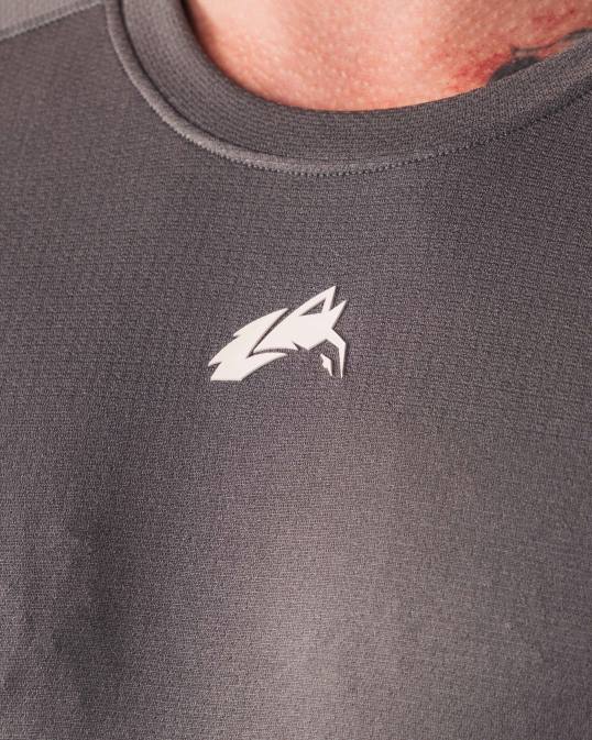 camiseta airtech con cabeza de lobo hombres Alphalete 08R8518 ropa gris cemento polvoriento