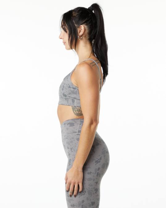 sujetador sin límites de superficie mujer Alphalete 08R8148 ropa estampado de guijarros gris piedra